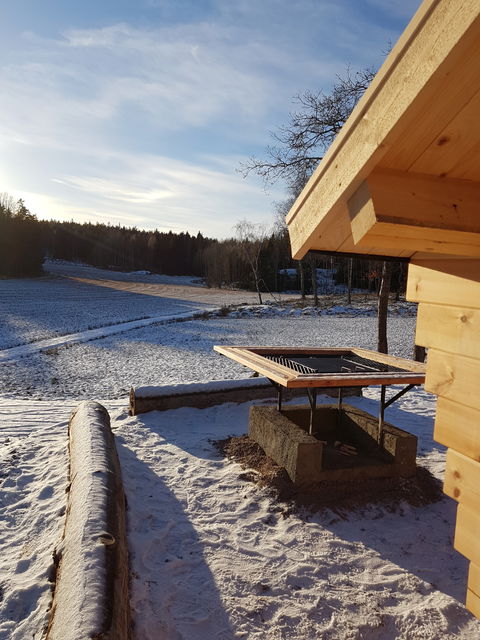 Utsikt över ängen från grillplatsen intill besöksparkeringen.