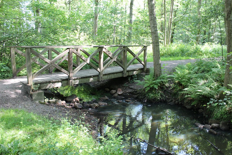 Äldre gångbron utbytt