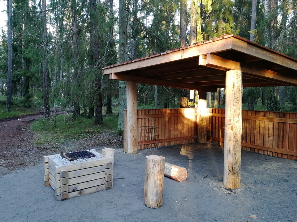 Eldstad och väderskydd