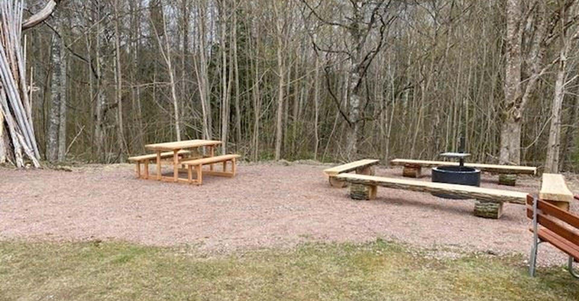 Grillplats vid startplats Hagstugan, Tjällmo. 
Rundslinga i Tjällmoskogarna. 
Motala. 