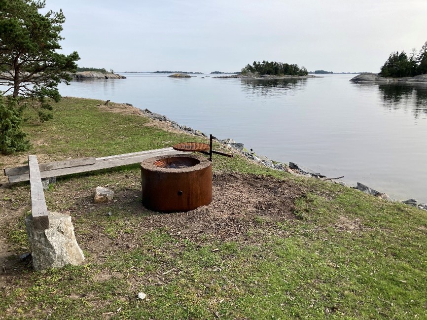 Eldstad vid vattnet