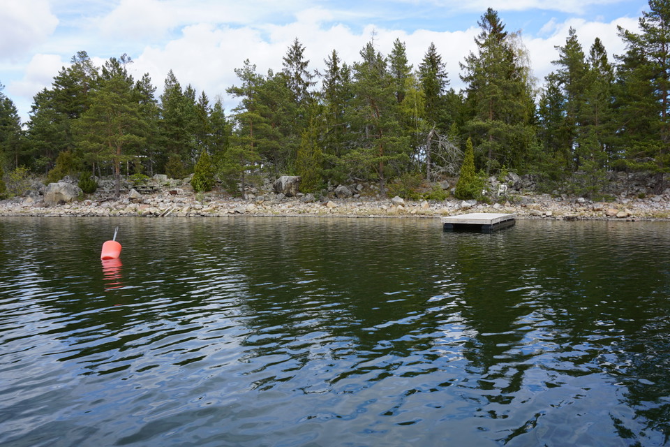 Gästbrygga och bojar i havet vid ön Långharen
