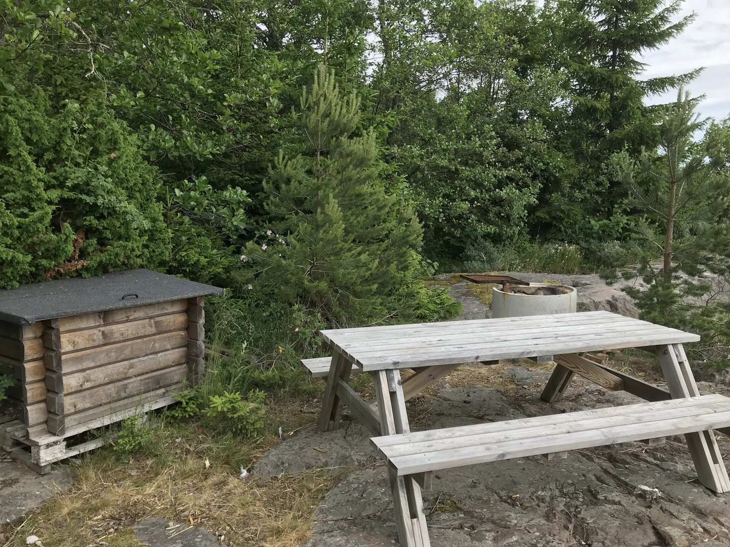 Vedlår, bänkbord och grillplats på ön Orarna