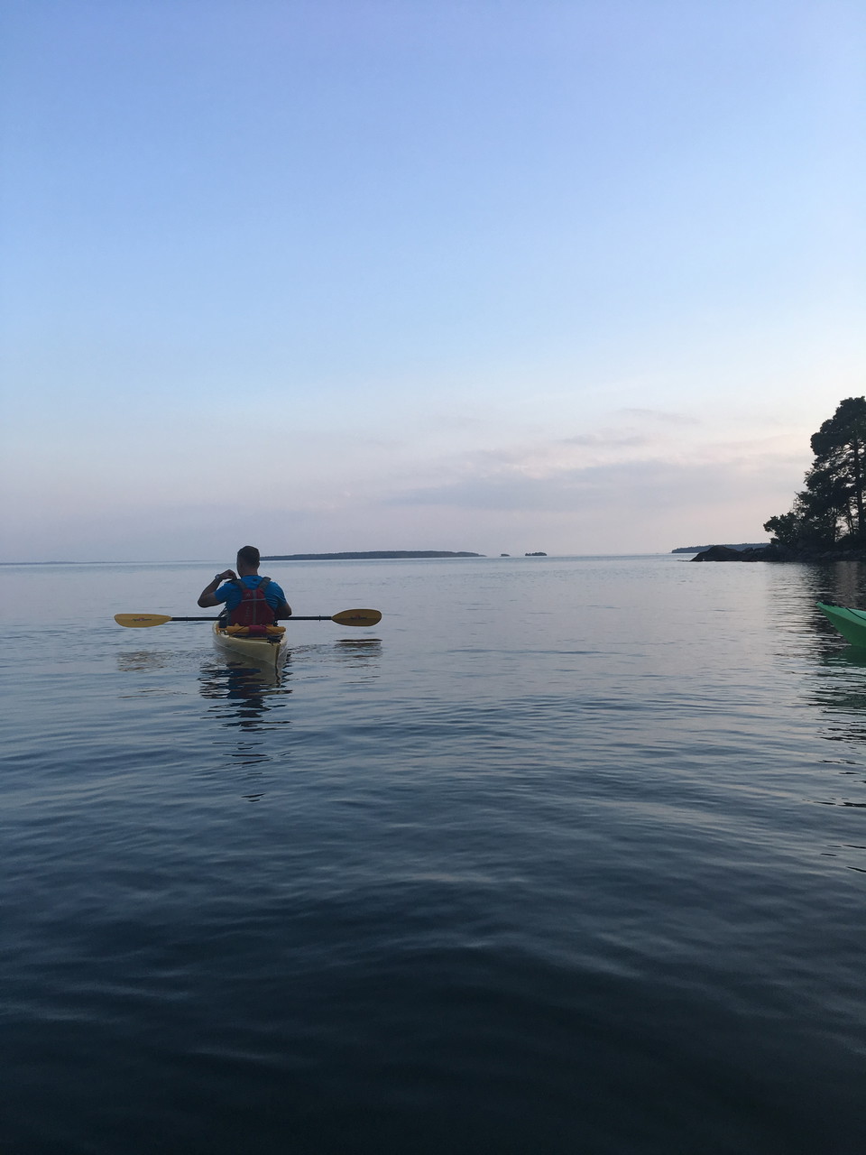 Ensam paddlare som blickar ut mot Stora Röcknen