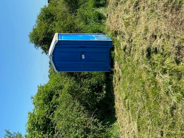 Blå tanktoalett vid parkeringen på Nederlösabadet