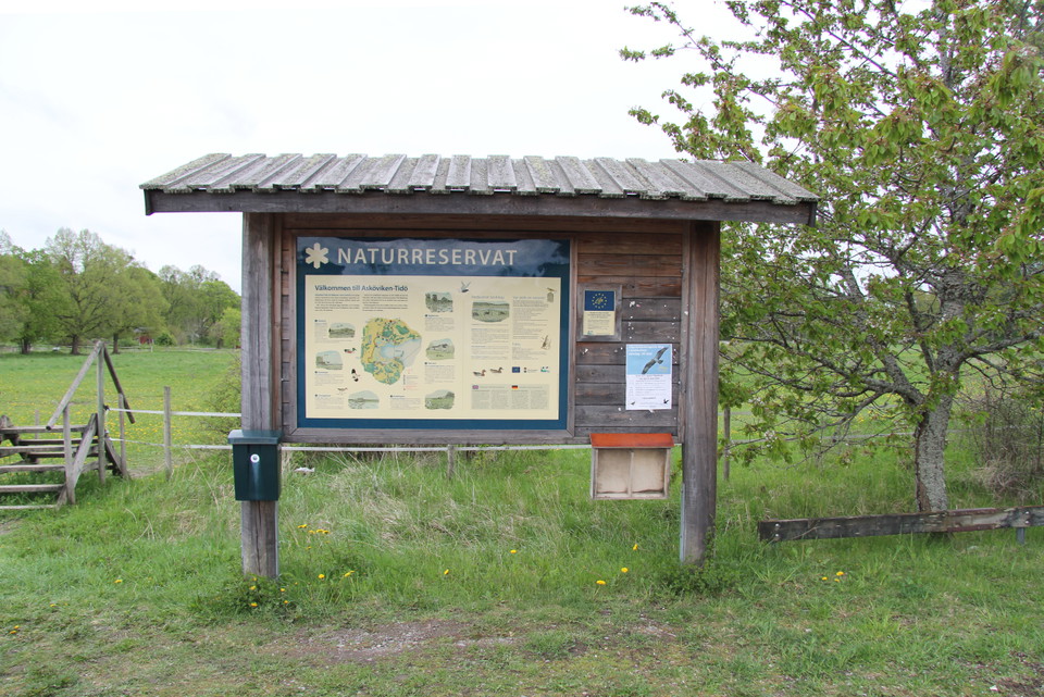 Informationstavla över naturreservatet.