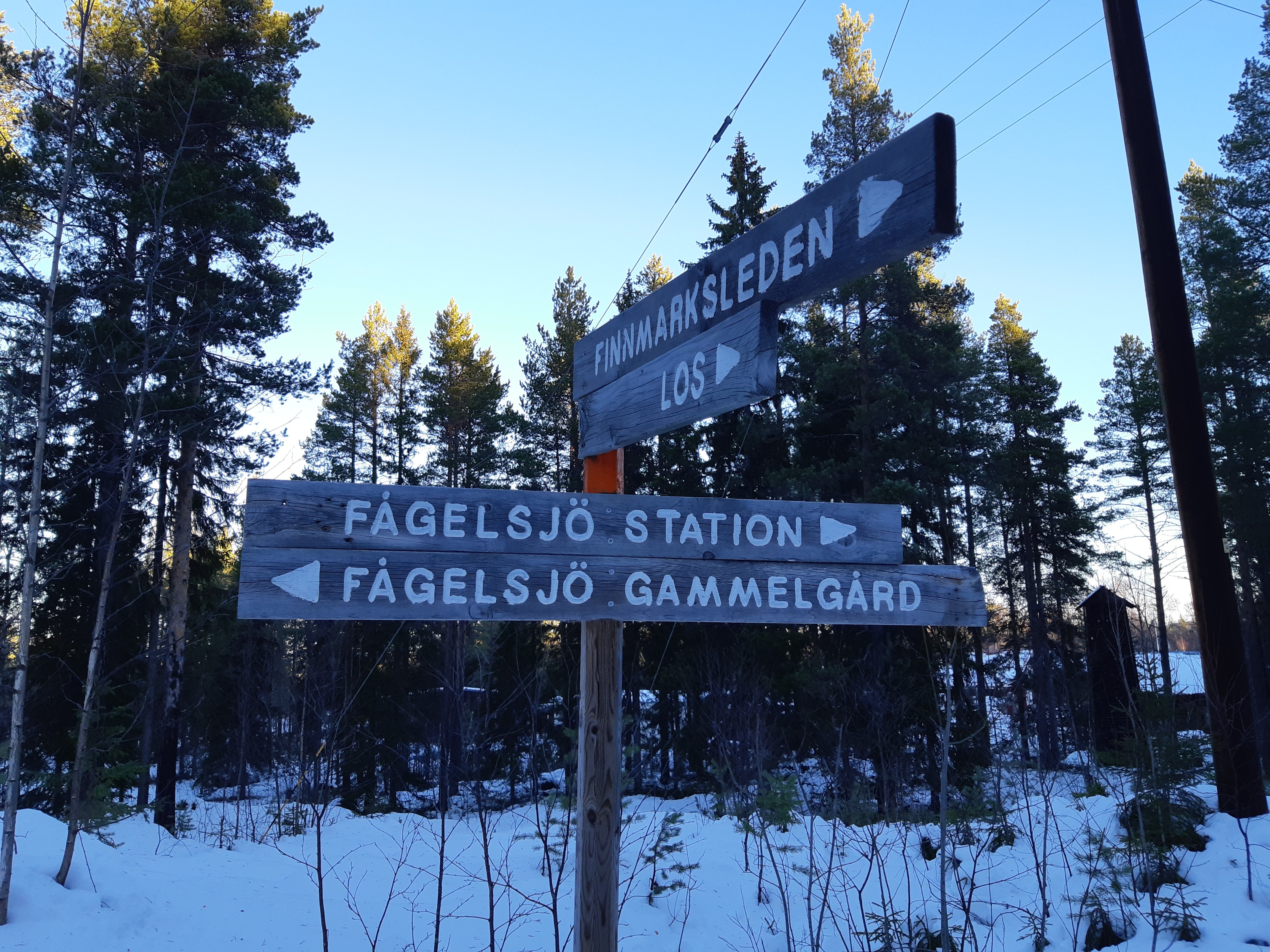 Kommer man med Inlandsbanan till Fågelsjö Station kan man vandra Finnmarksleden in till Fågelsjö by och till Världsarvet Fågelsjö Gammelgård "Bortom Åa".