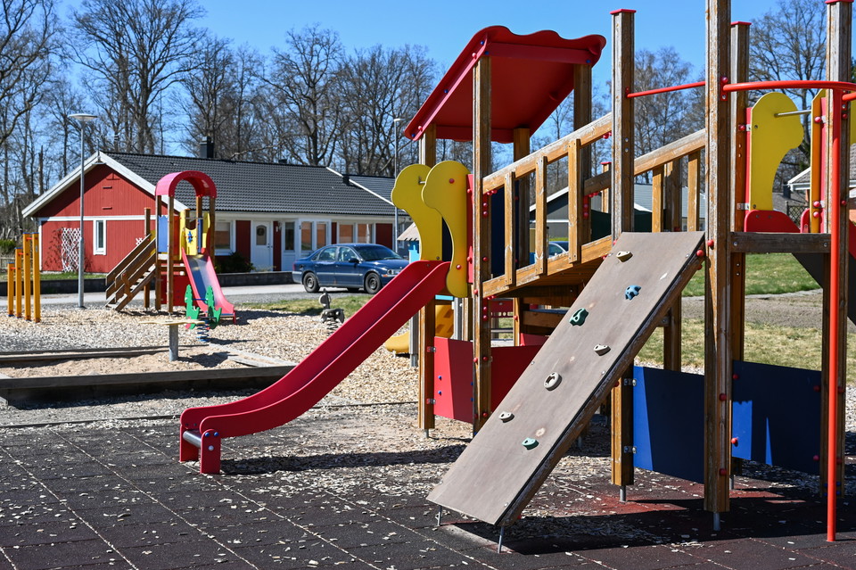 Lekplats med rutschkanor och klättervägg för barn
