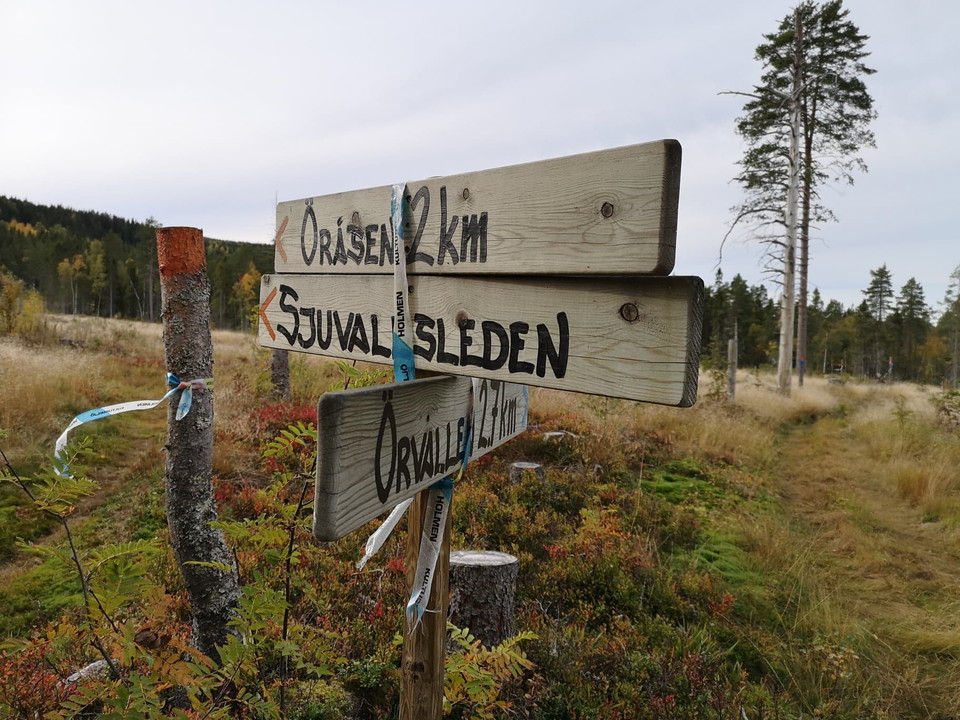 Vänster upp på Öråsen, höger mot Örvallen