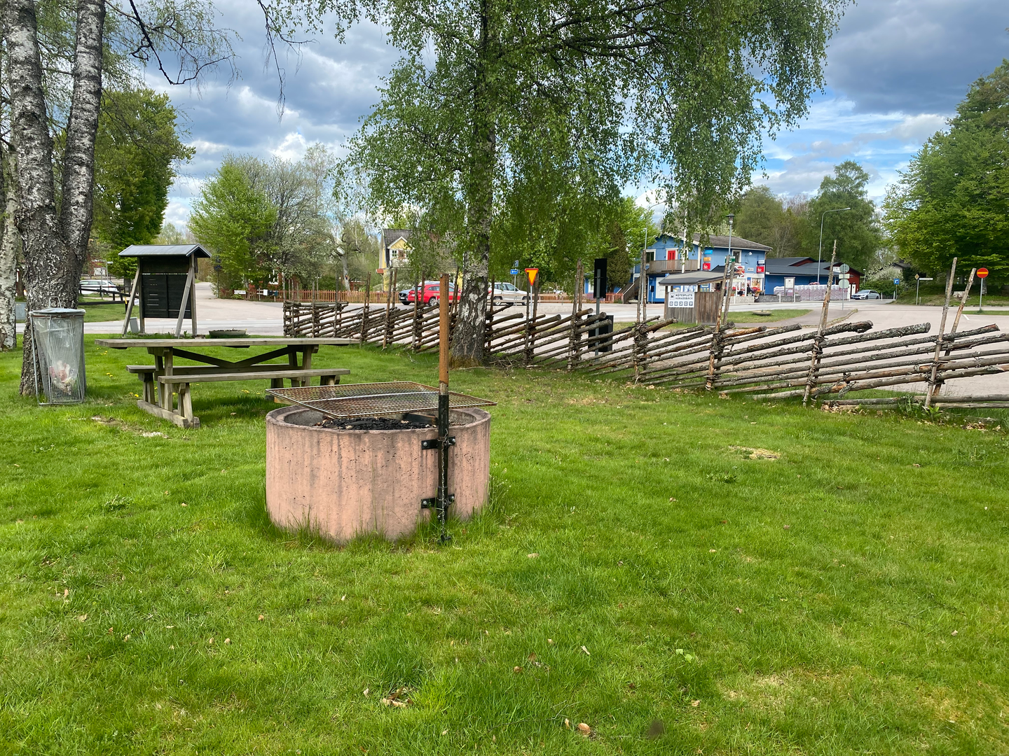 Grillplats med bänkar