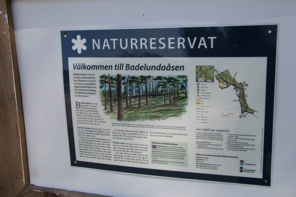 Informationstavla över naturreservatet.