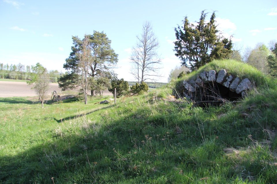 I området finns gravar och andra platser där människor bodde på bronsåldern.