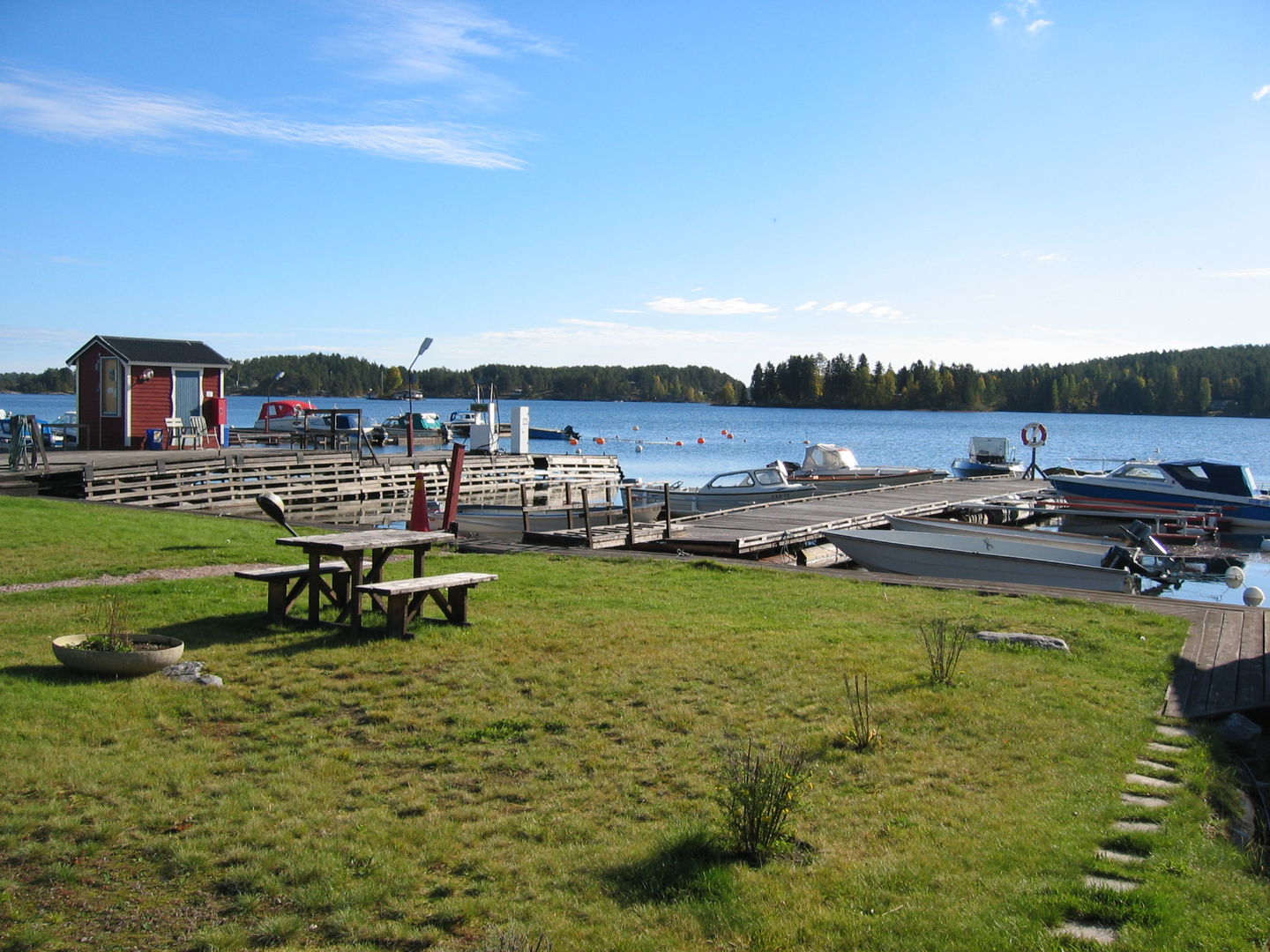 Bänkbord vid gästhamnen