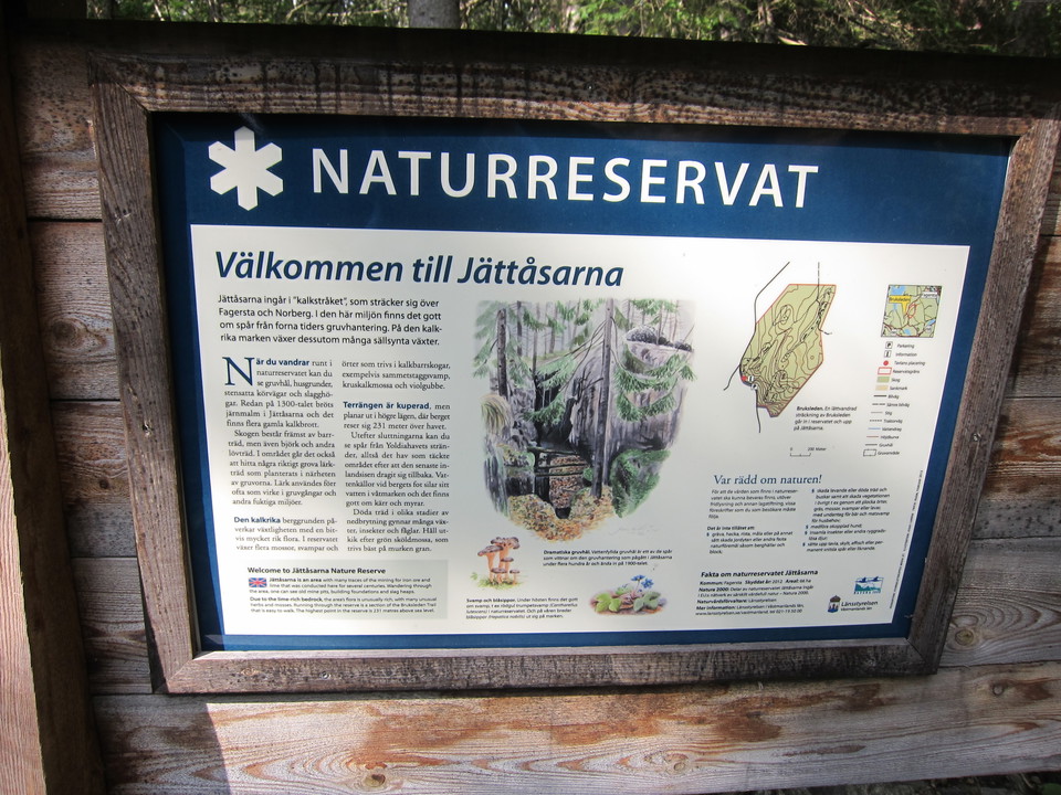 Informationstavla över naturreservatet.