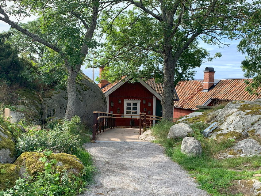 Ramp till raststugan och byn på Bullerö, Nämdöskärgårdens nationalpark