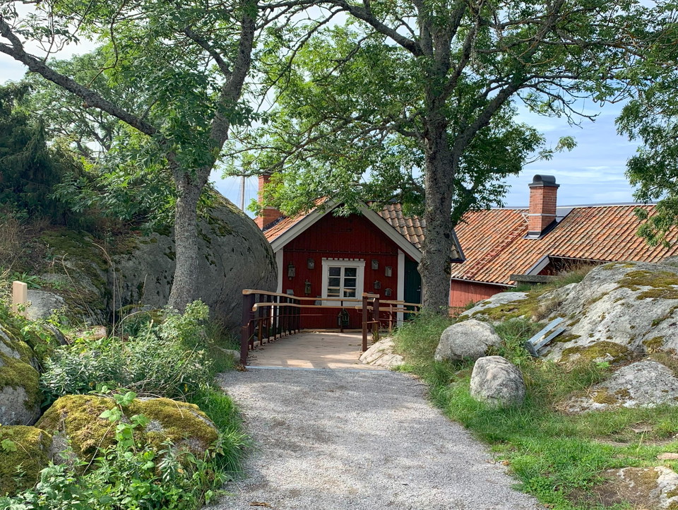 Ramp till raststugan och byn på Bullerö, Nämdöskärgårdens nationalpark