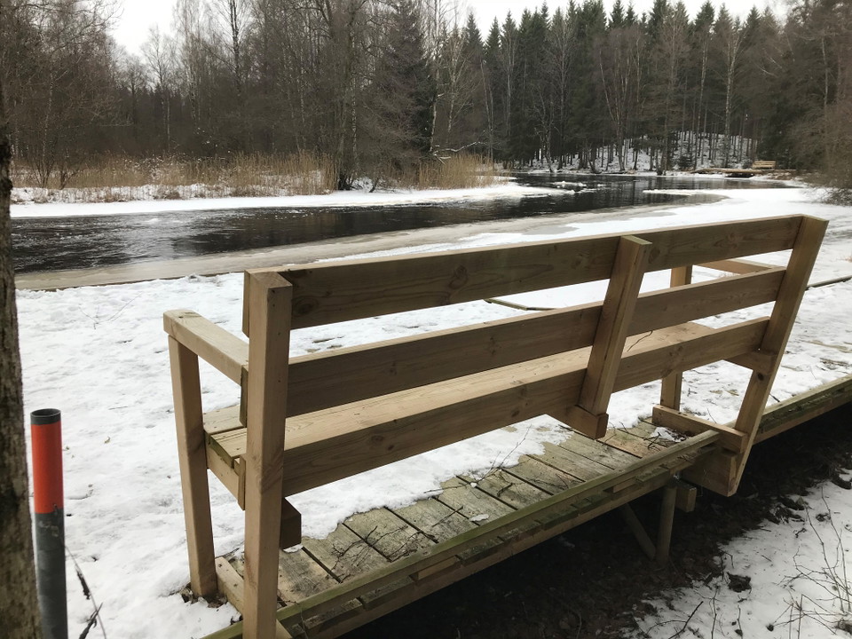 träbänk vid en brygga, snö på marken