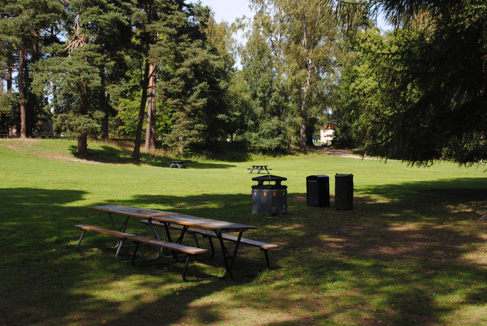 Bänkbord på stor gräsyta
