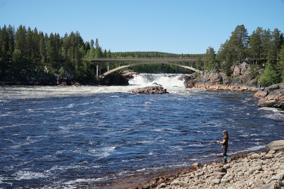 Just nedom fallet finns den östra och västra viken som är populära att fiska i