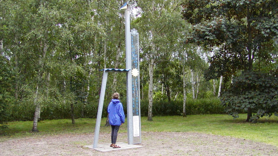 En metallställning markerar en vattenyta 2,32 meter ovanför markern