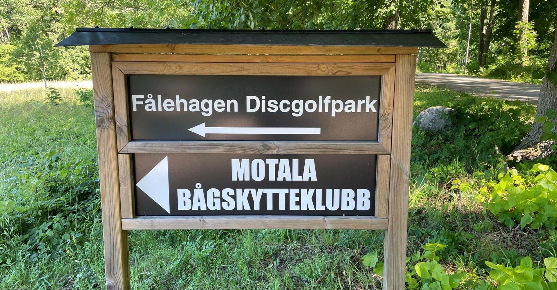 Parkering i Fålehagen vid discgolfpark och bågskytteklubb
Skylt från asfaltsvägen
Etapp: Vadstena-Motala
Motala kn