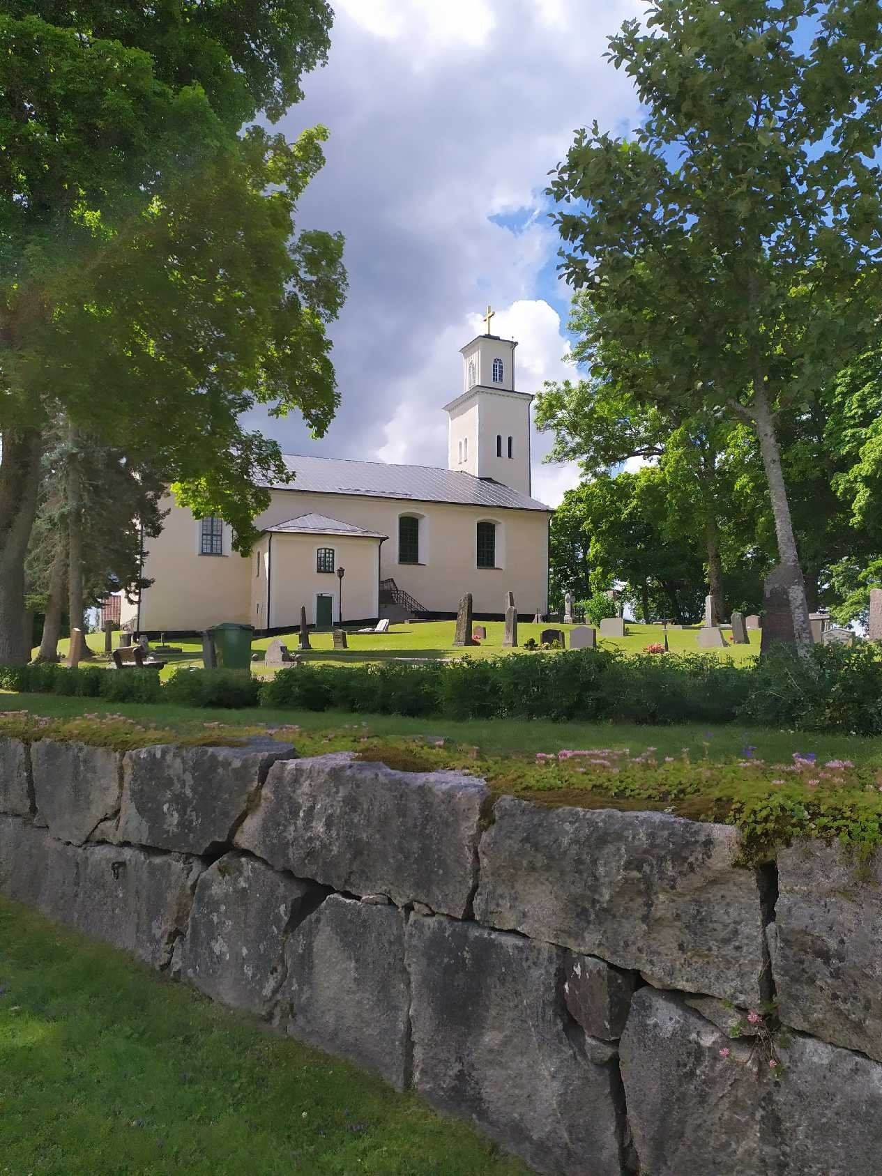 Björskogs kyrka, 1, 5 km från källan