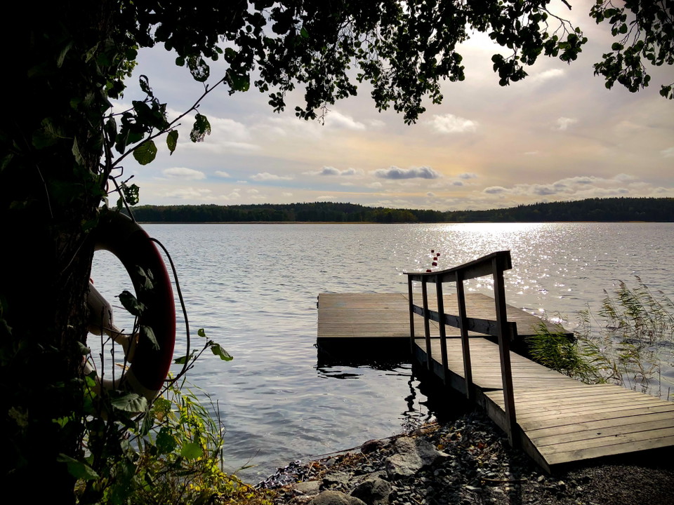Brygga på Eriksö med Bogesundslandet på andra sidan fjärden.