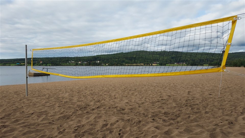 Nät till beachvolleyboll finns på stranden