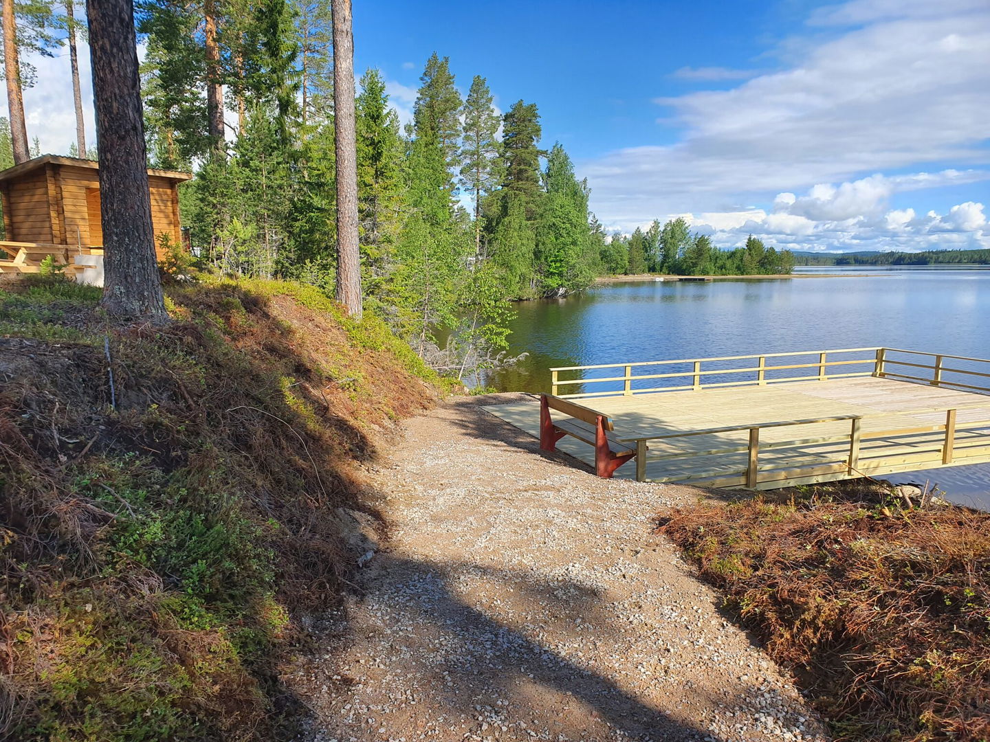 Grusad gång fram till fiskebryggan