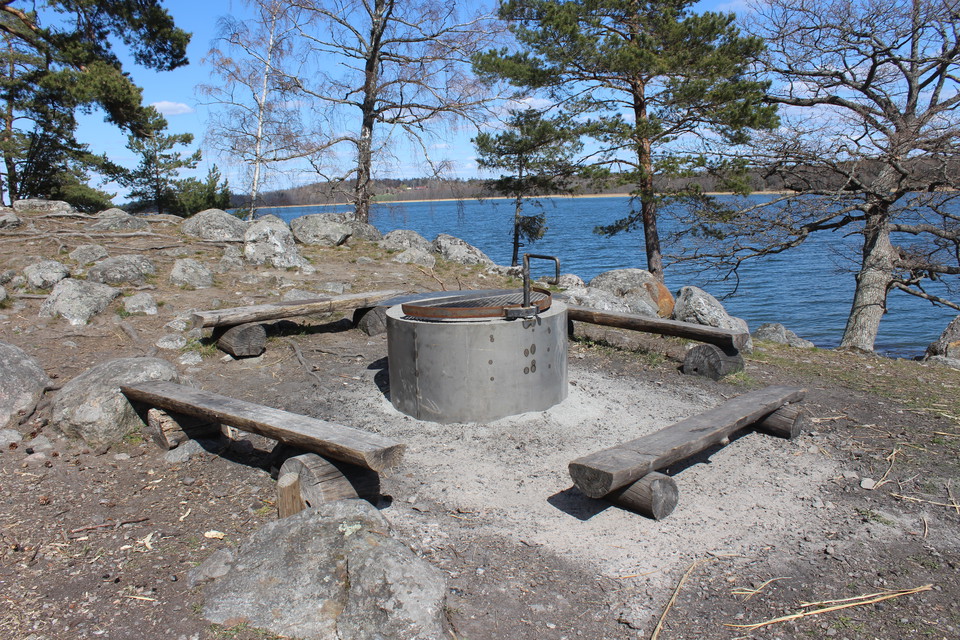 Eldplats med grill och bänkar