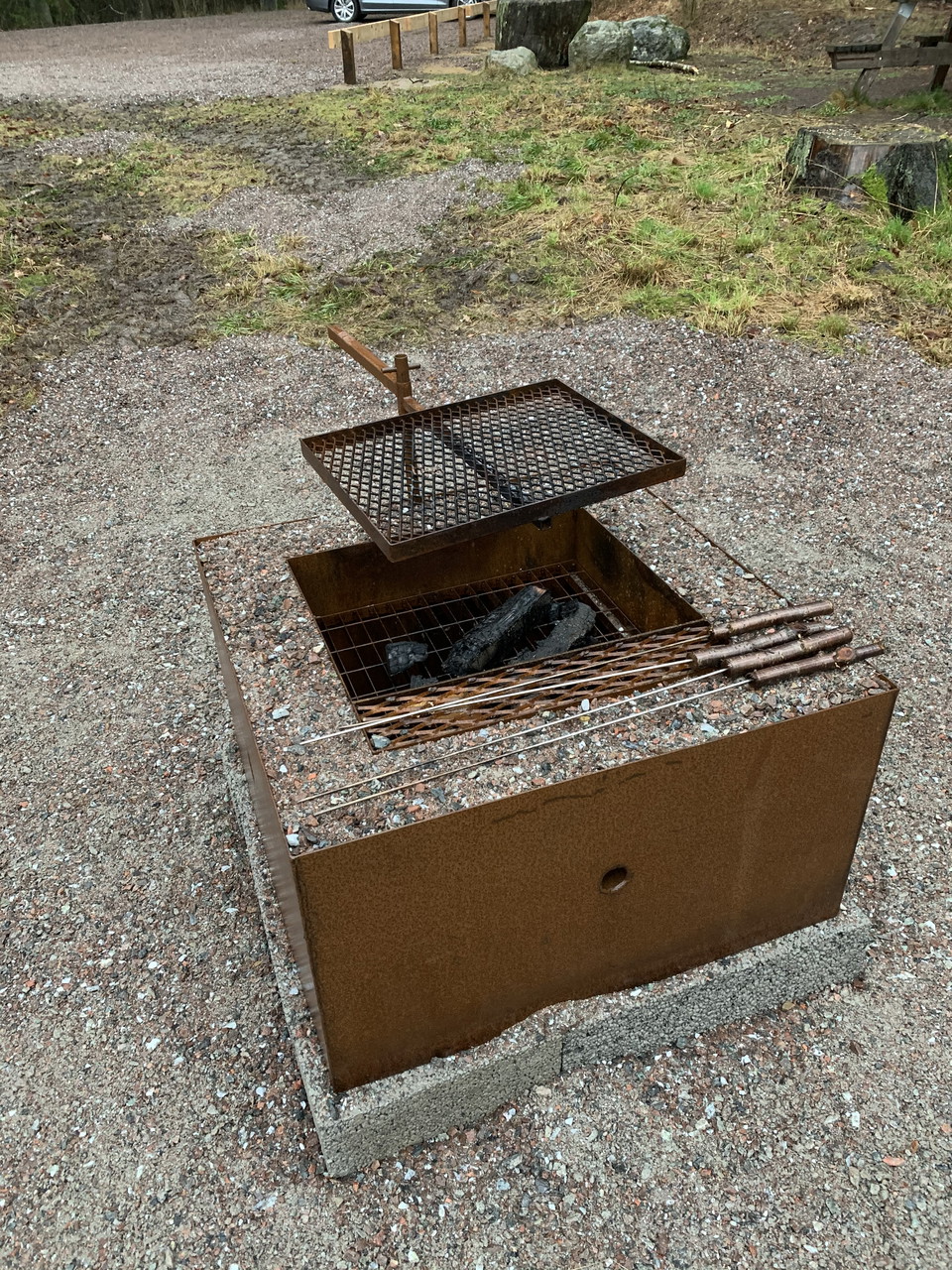 Vid parkeringen finns en rastplats med grill. 