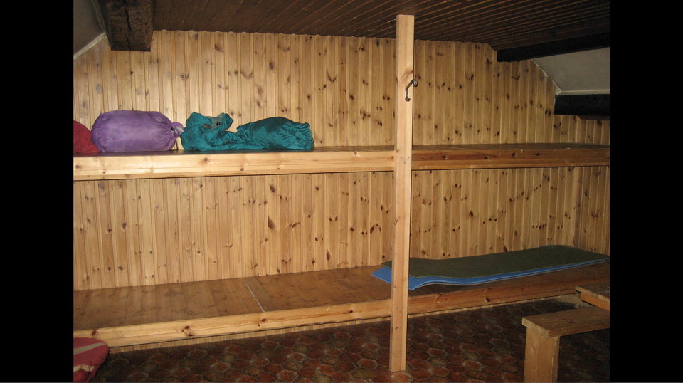 Inne i stugan: två våningssängar längs ena väggen.