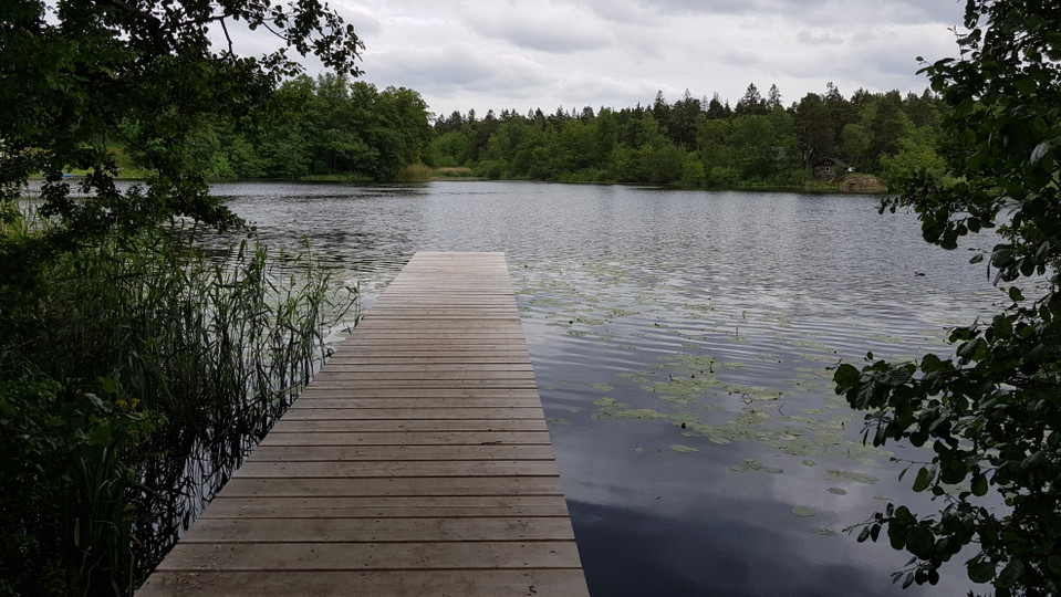Ny brygga vid Stockbysjöns norra strand. Foto Lidingö stad
