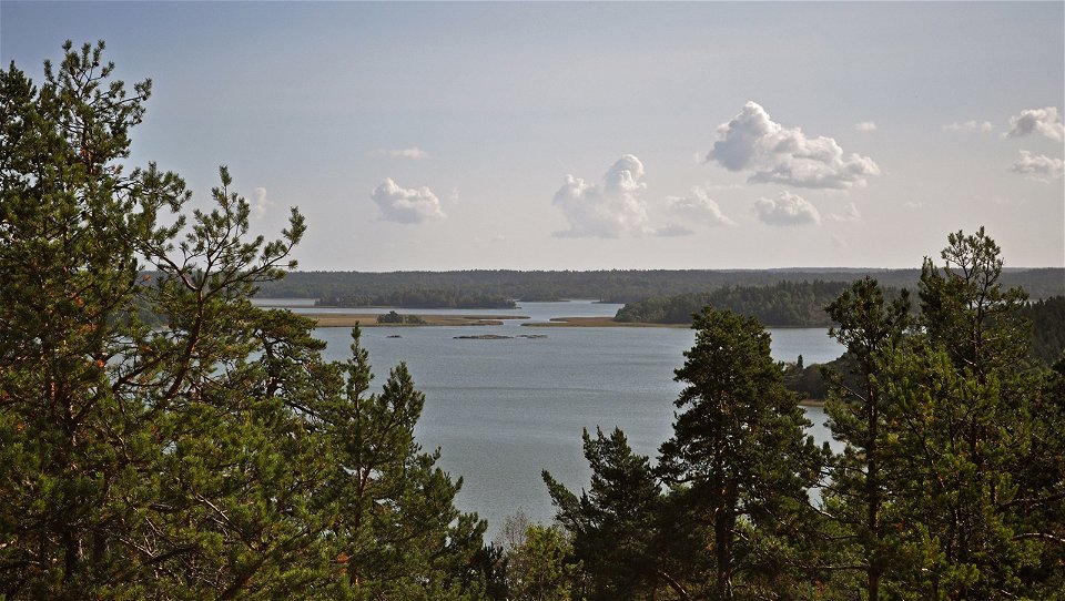 Vidsträckt utsikt från Kasberget, Tullgarns naturreservat.