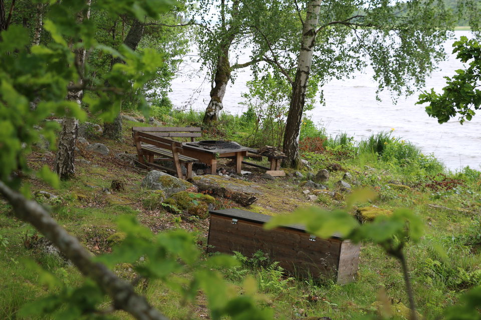 Rastplats intill Mälaren med eldstad och bänkar.