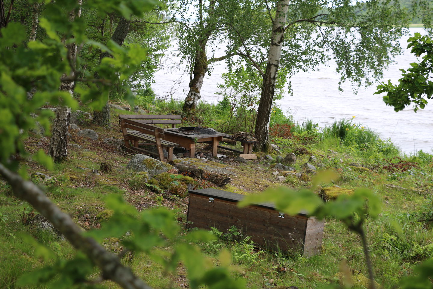 Rastplats intill Mälaren med eldstad och bänkar.