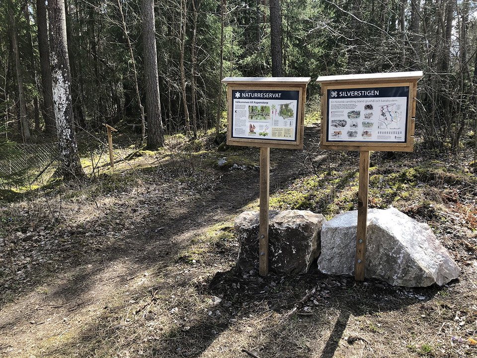 Informationstavlor, den ena över reservatet, den andra över en informationsslinga.