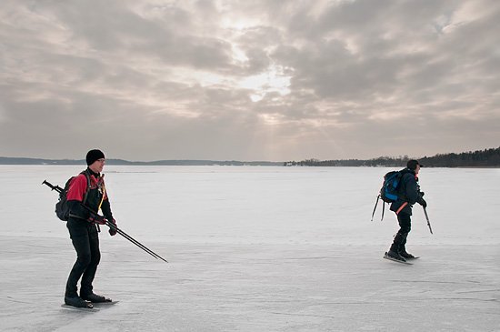 Ett par åker skridskor på en långsträckt is.