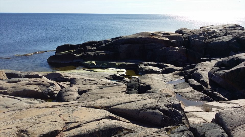 Oemotståndliga klippor och utsikt vid Rönnskärs udde. Foto: Josefin Sundberg