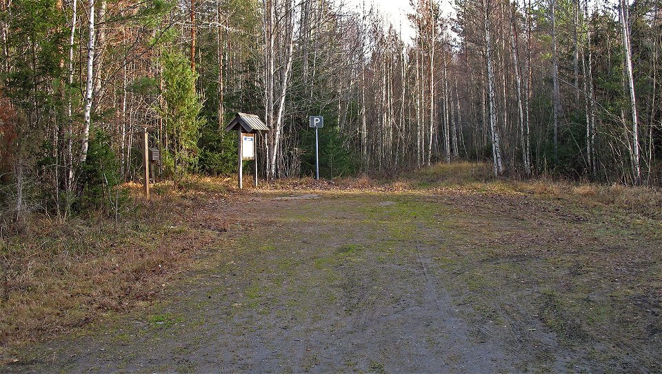 Besöksparkering vid Häverö-Bergbys nordvästra entré.