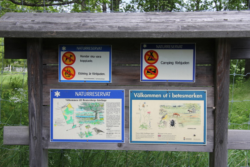 Informationstavla över naturreservatet.
