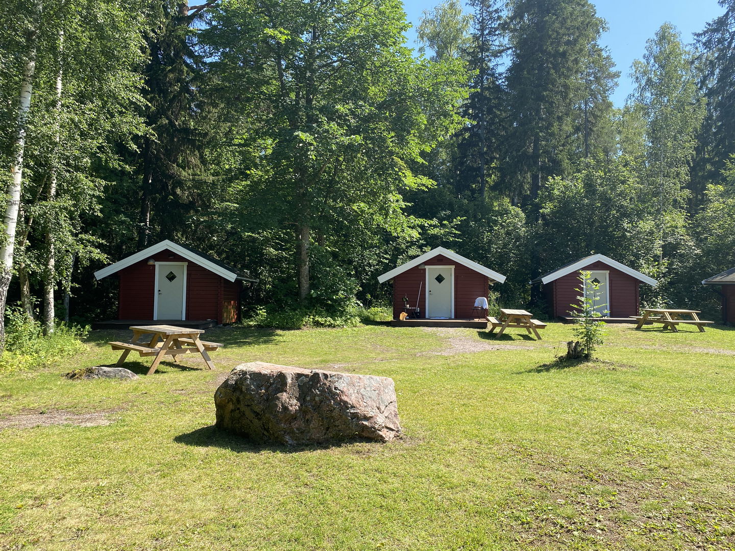Små röda stugor