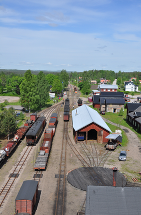 Stationsområde med lokstallar