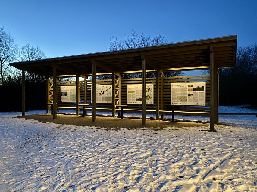 Belyst väderskydd med områdesinformation