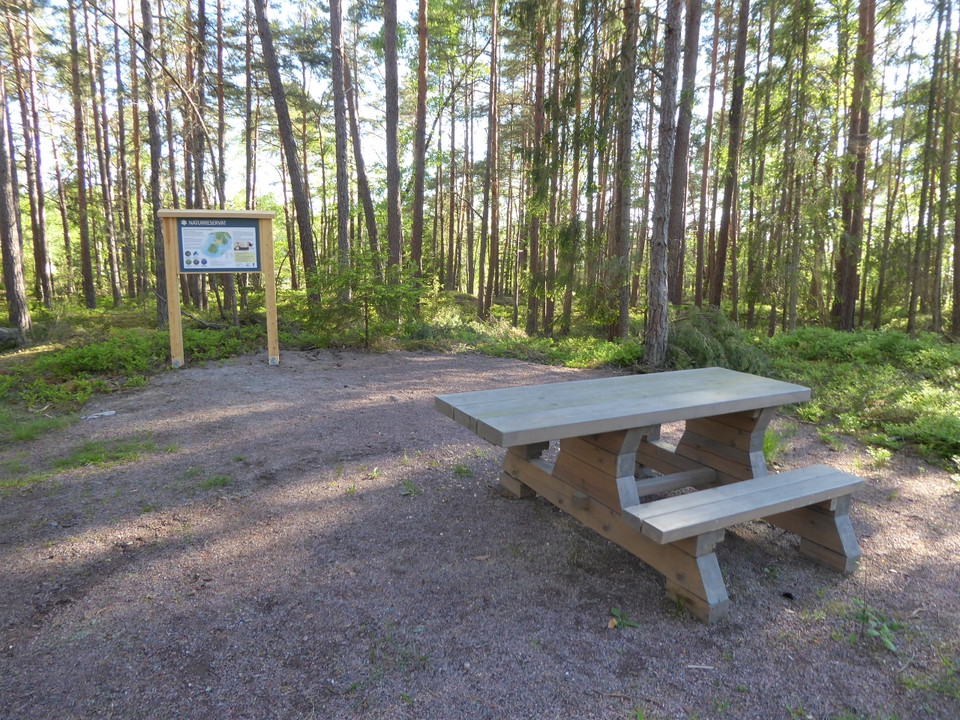Rastbord och infotavla längs leden ut mot Hammarö sydspets