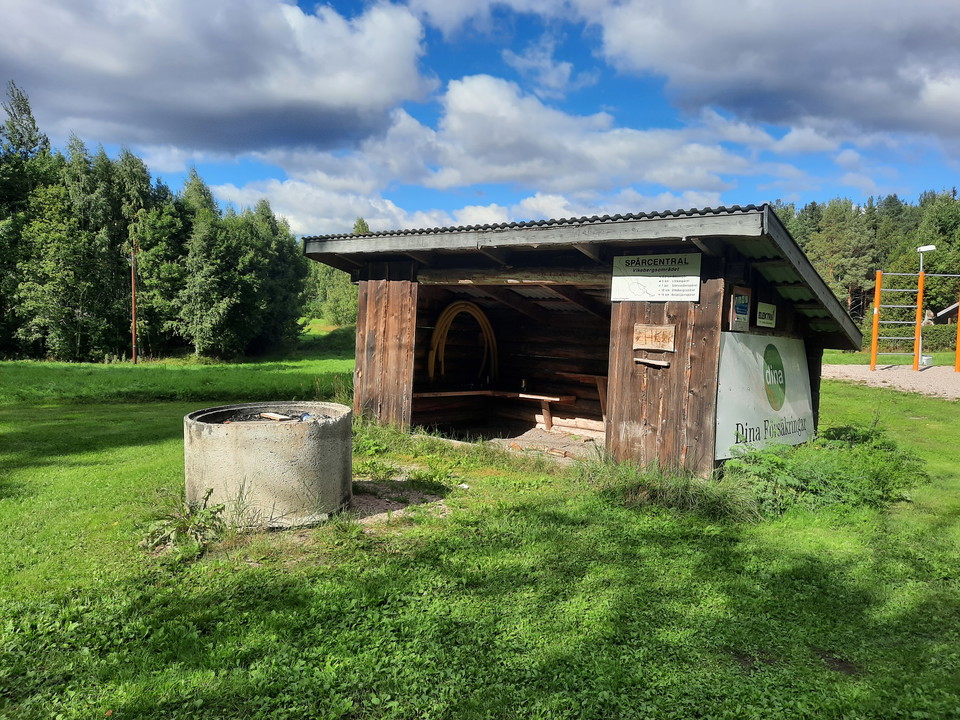 Vindskydd med grillplats