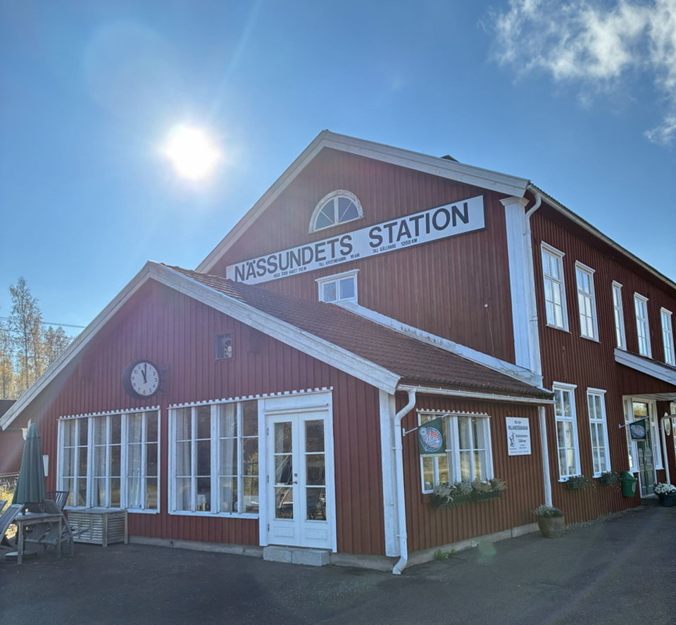 Röd gammal stationsbyggnad