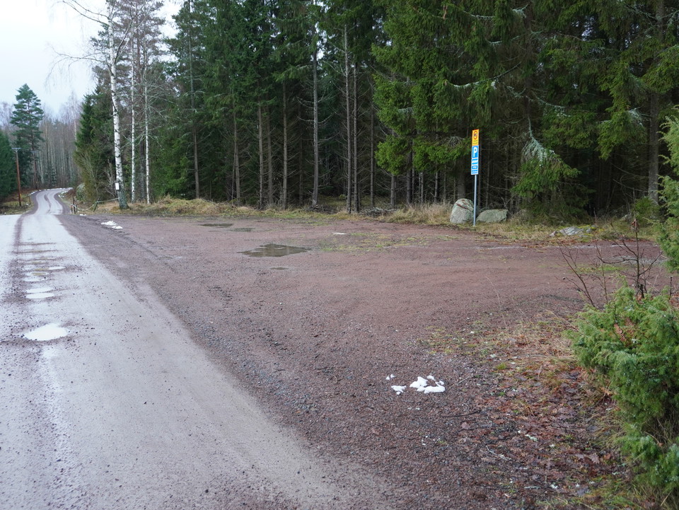 Parkering för bil och trailer cirka 100 meter från rampen.