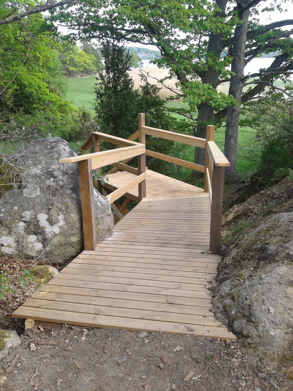 Du passerar en ramp och trappa som är anpassade för barnvagnar.