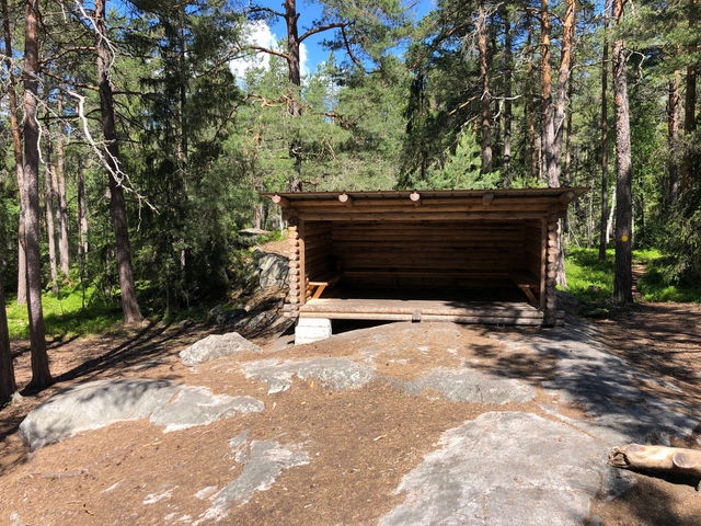 Norra vindskyddet med grillplats Velamsund